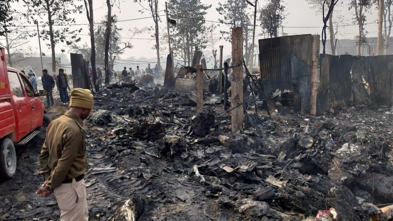 कबाड़खाना में लगी आग, लाखों की संपत्ति जली