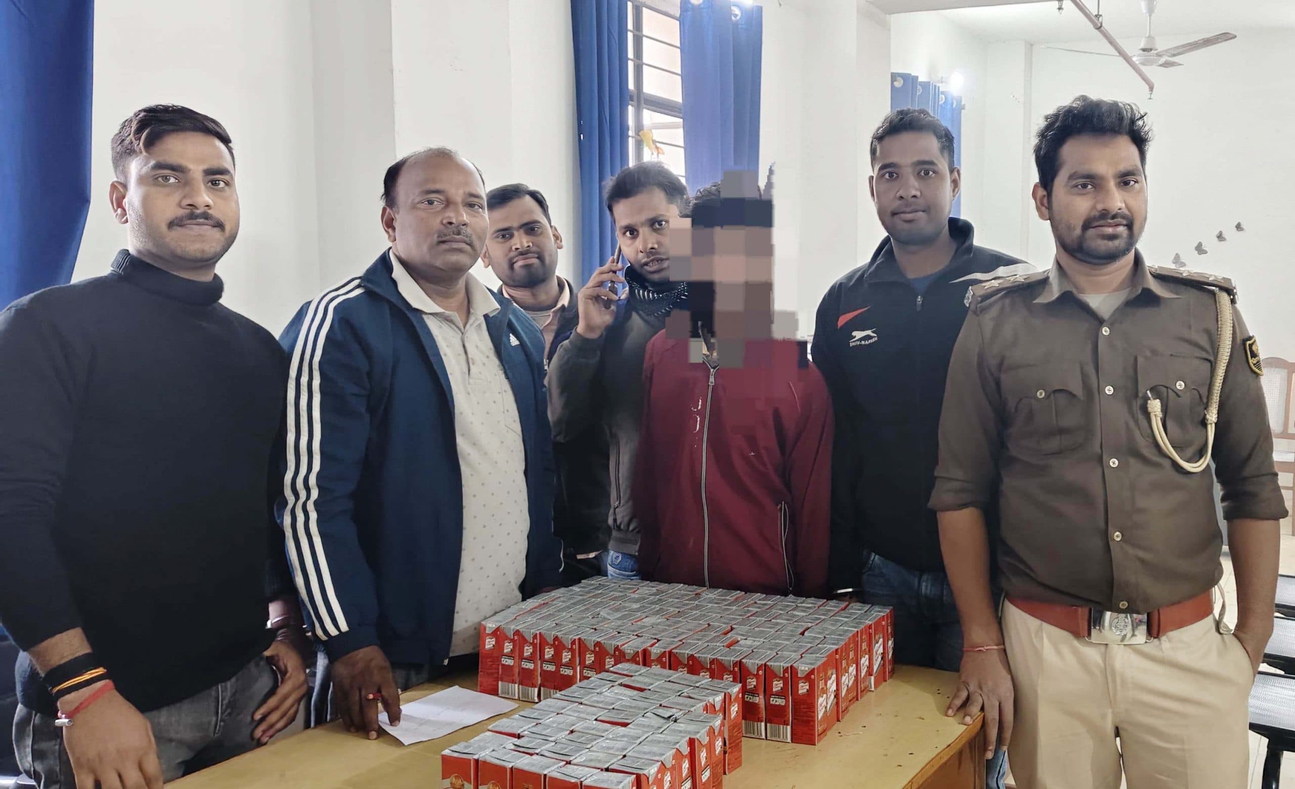 मोटर साइकिल से ढोयी जा रही थी शराब, उत्पाद विभाग की टीम ने 147 टेटरा पैकेट के साथ नाबालिग को किया गिरफ्तार