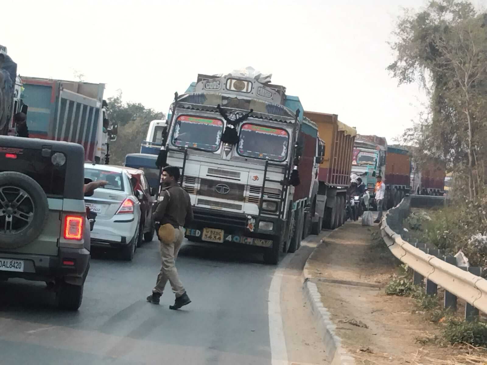 गढ़ी पुल पर वाहन में आयी खराबी, आधा घंटा तक रहा सड़क जाम