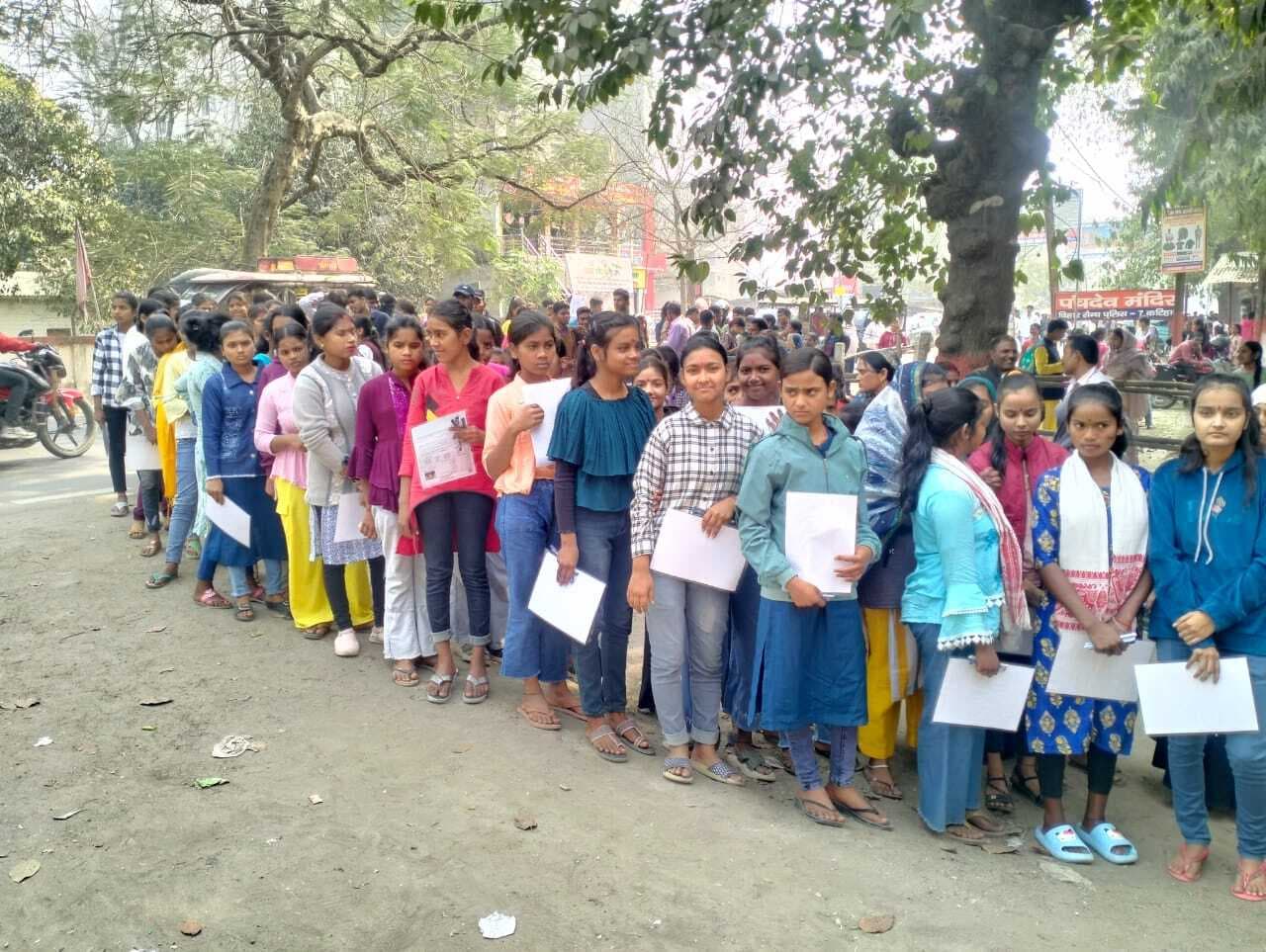 मैट्रिक परीक्षा: सोशल सायंस की परीक्षा के बाद खुश दिखे छात्र- छात्राएं