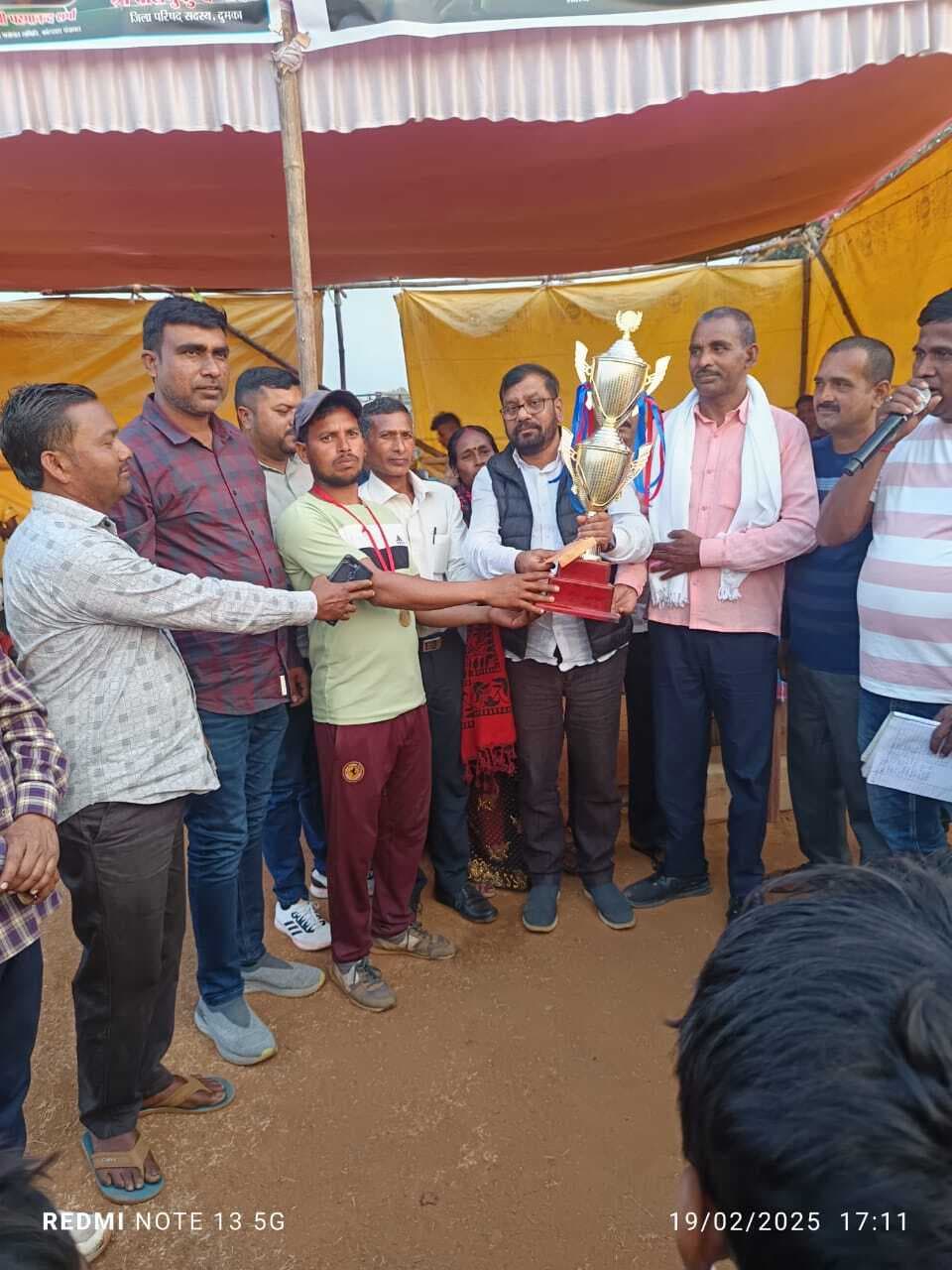 अंबापघार को हरा कर क्रिकेट टूर्नामेंट का विजेता बना बुढ़वाकुरा