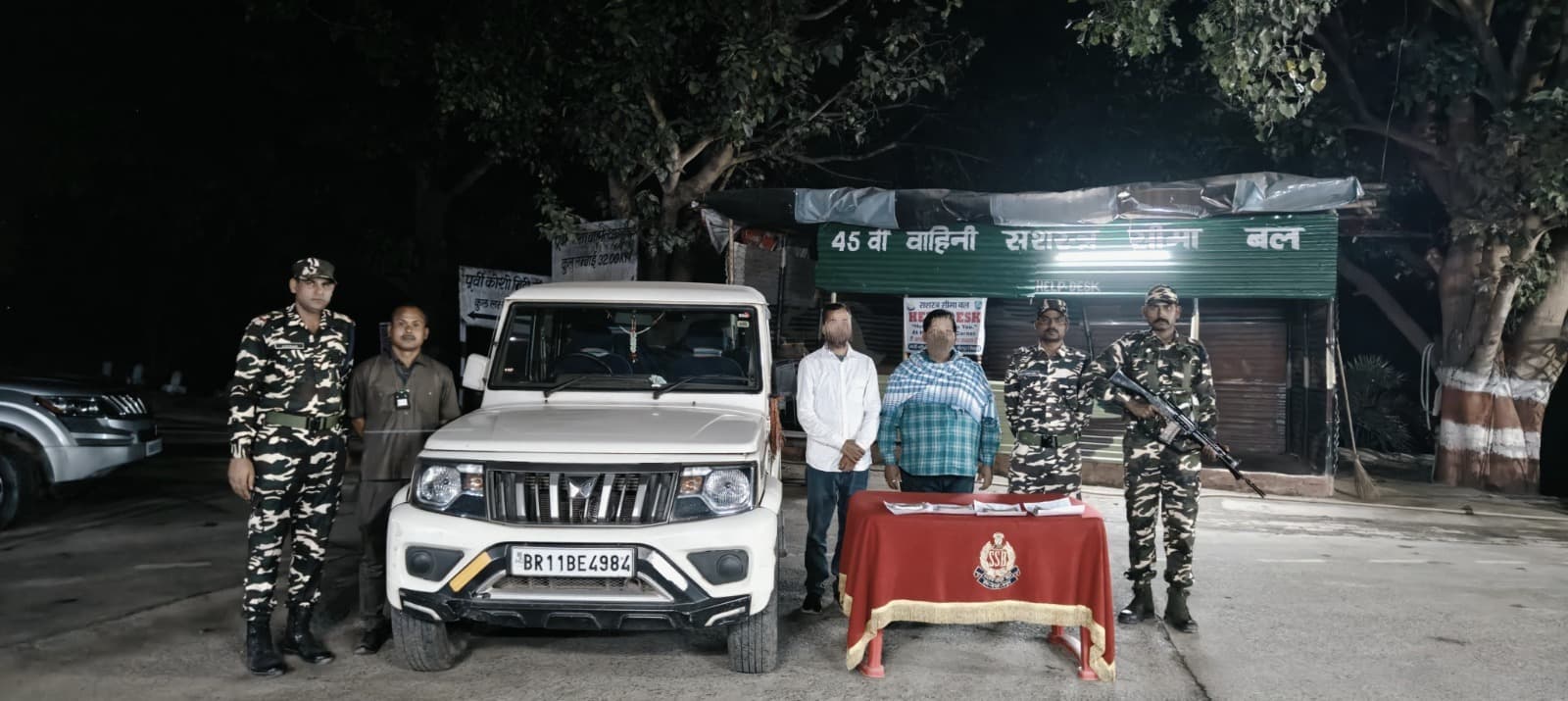 दो लाख रुपये के साथ अधेड़ व युवक हिरासत में, वाहन जब्त