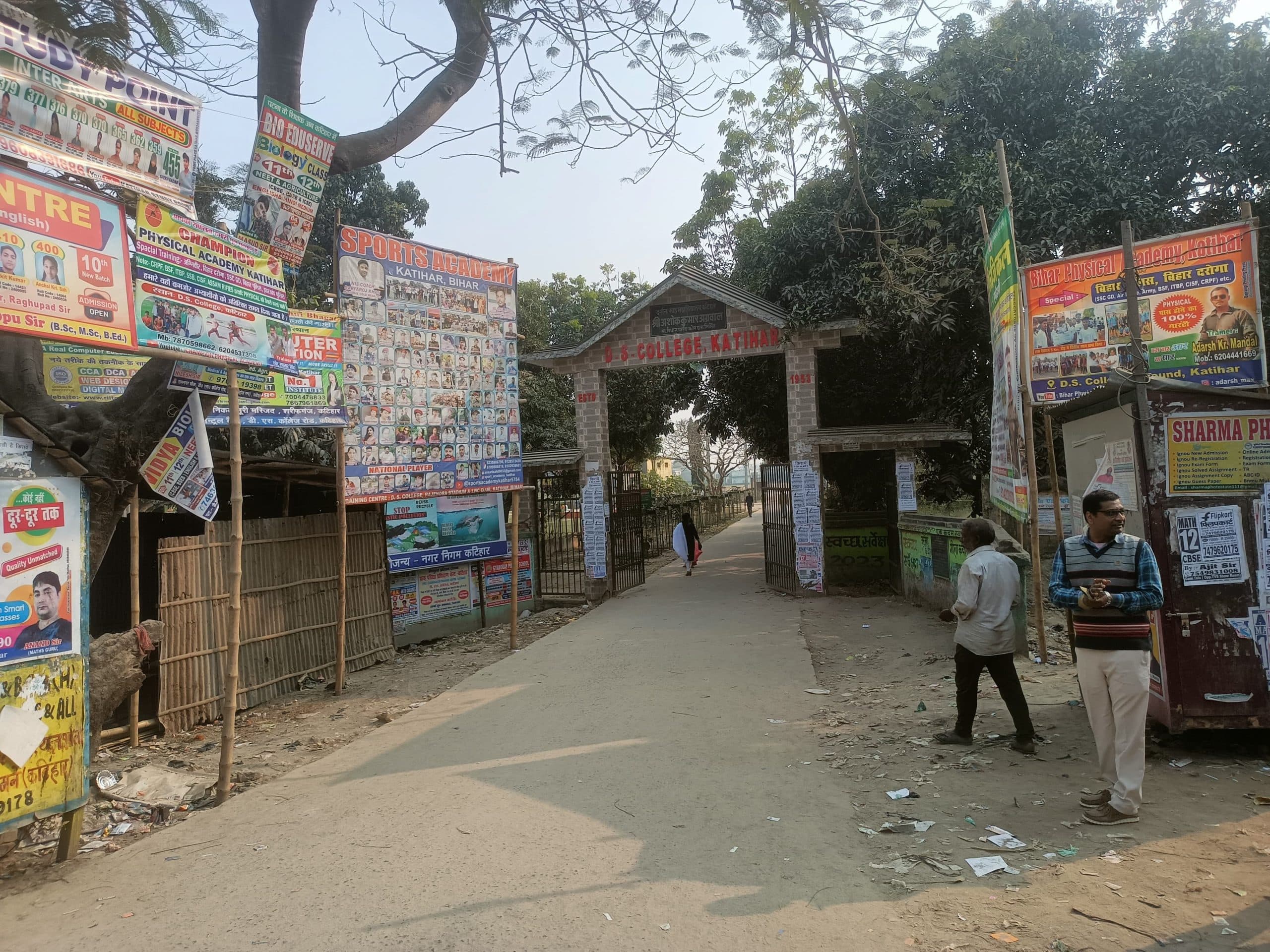 ड्रेनेज बना नहीं, अतिक्रमणकारी डीएस कॉलेज के सामने सजाने लगे दुकान