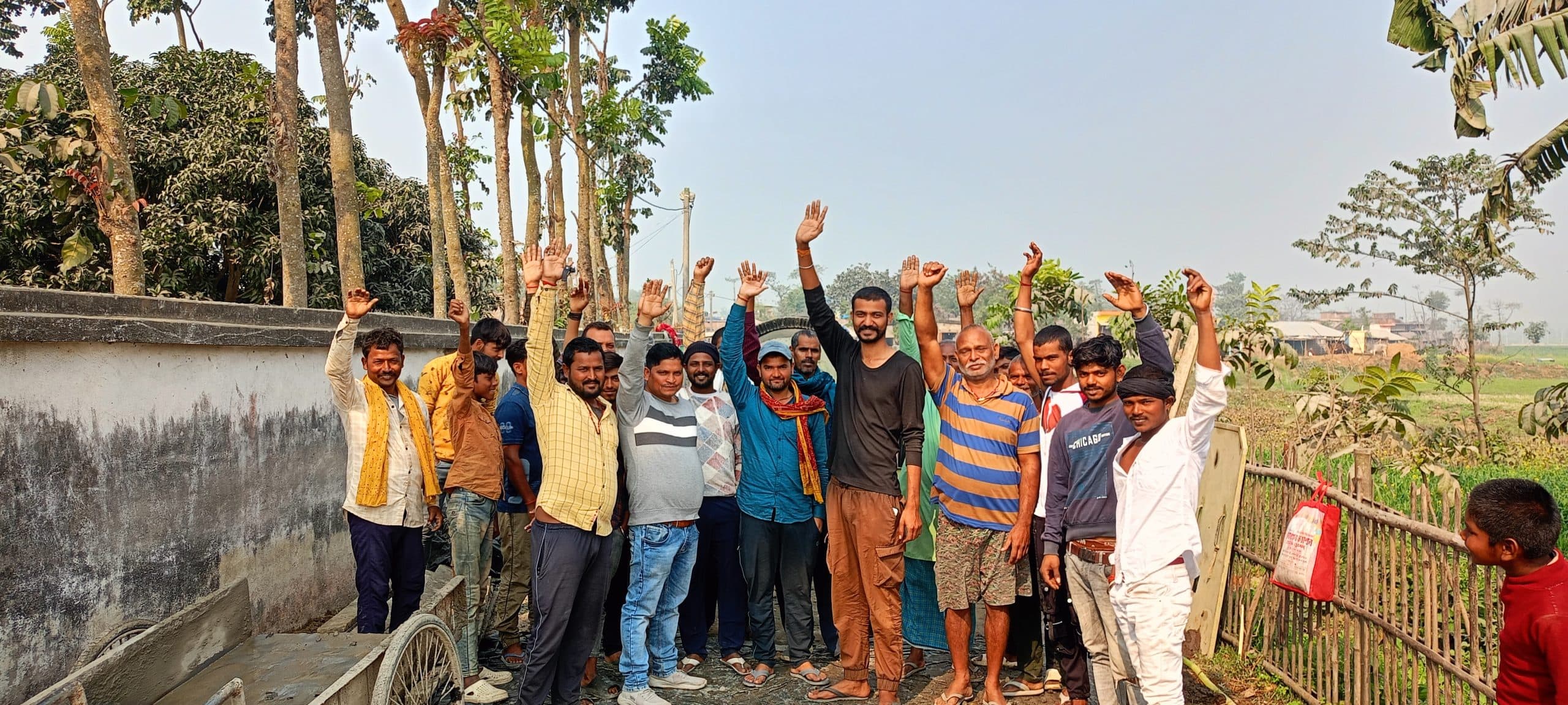 प्राक्कलन के विपरीत सड़क निर्माण का ग्रामीणों ने किया विरोध