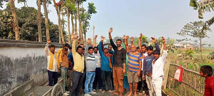 प्राक्कलन के विपरीत सड़क निर्माण का ग्रामीणों ने किया विरोध