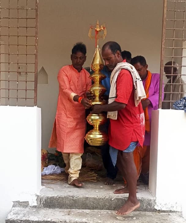 शिव मंदिर के शिखर पर पांच फीट लंबा त्रिशूल हुआ स्थापित