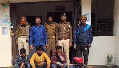 20 लीटर शराब के साथ तीन तस्कर गिरफ्तार, बाइक जब्त