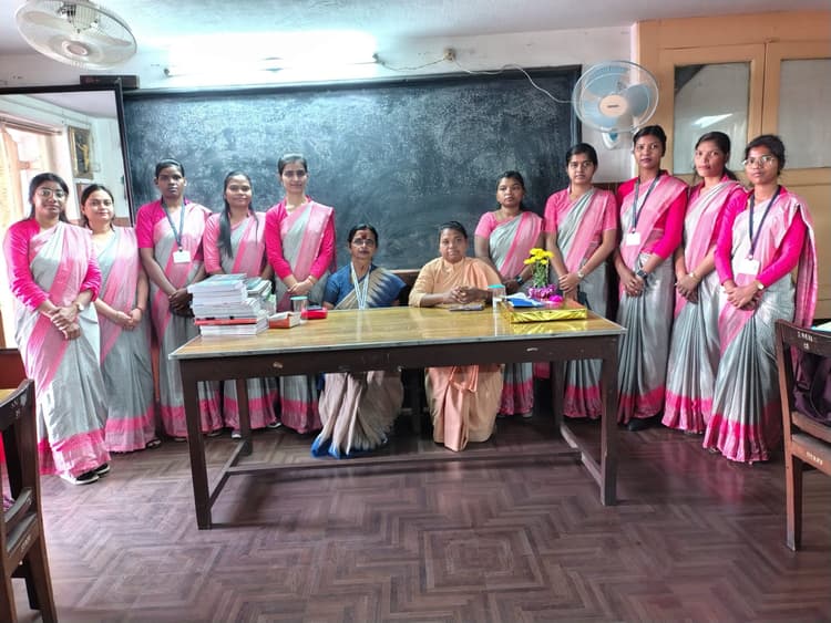 Jamshedpur News : जमशेदपुर वीमेंस यूनिवर्सिटी की छात्राओं का इंटर्नशिप पूरा, दी गयी विदाई