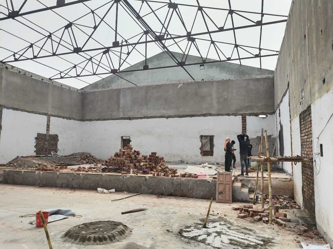 गुणवत्ताविहीन हो रहा टाउन हॉल का निर्माण, पुराने ईंटों का हो रहा इस्तेमाल