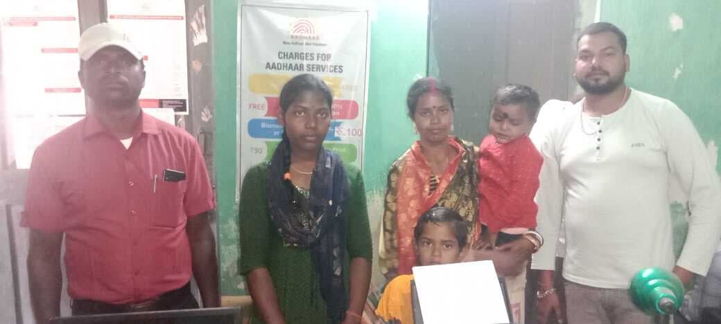 जिले में आधार बनवाना आफत, पंचायत से लेकर जिला मुख्यालय तक भटक रहे हैं लोग