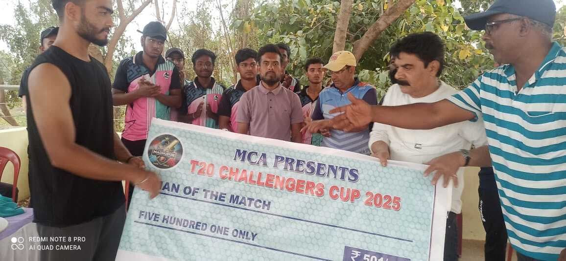 नॉकआउट क्रिकेट मैच में चितरा की टीम हुई विजयी