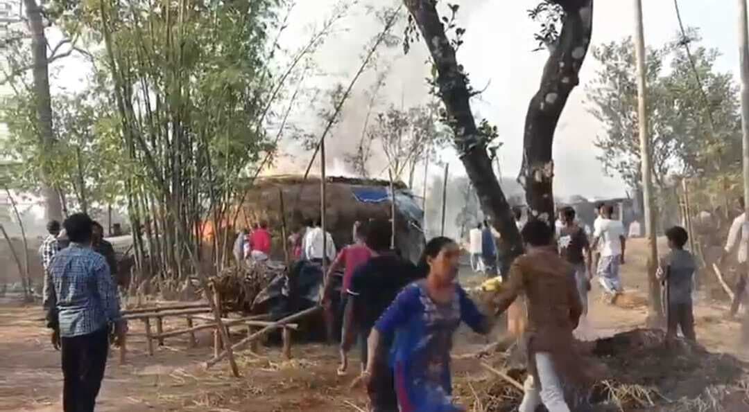 डांगीपारा गांव में अगलगी में दो घर जले
