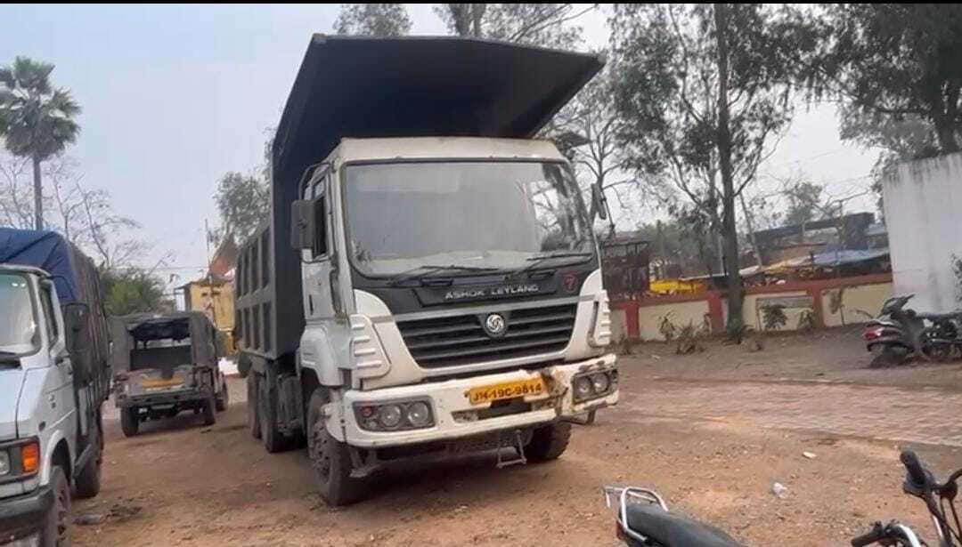 बालूमाथ में अवैध पत्थर लदा हाइवा जब्त, हड़कंप