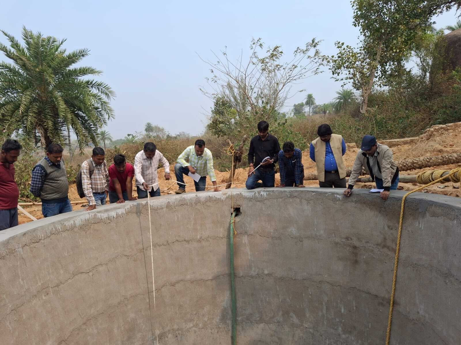 Bottom Neews : कार्यस्थल पर नहीं मिले सूचना पट्ट, बीडीओ ने कर्मियों पर लगाया जुर्माना