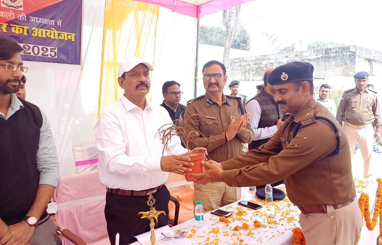 सभी बंदी समाज की मुख्य धारा से जुड़ने का काम करें: डीएम