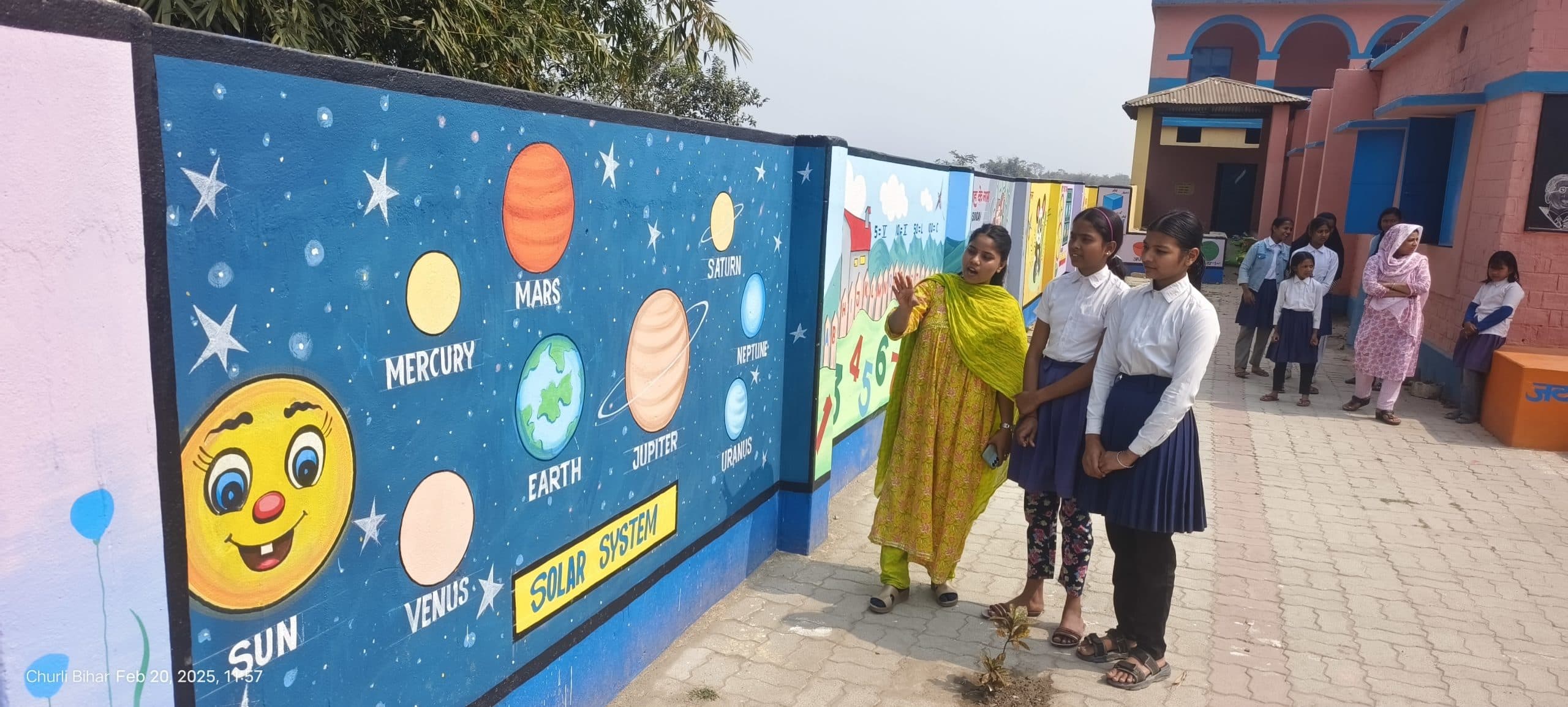 बोलती दीवारों के संग शिक्षा देने का प्रयास करता एक  सरकारी विद्यालय