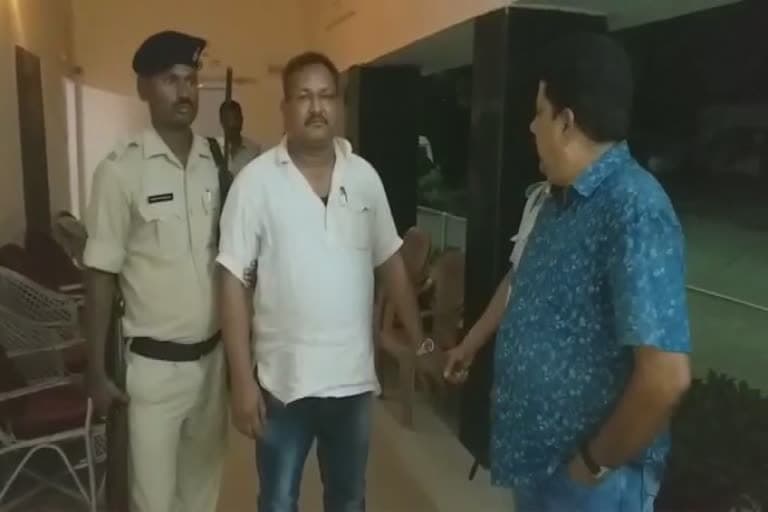राजस्व कर्मचारी आशीष का विवादों से रहा है गहरा नाता, महिला ने लगाया था संगीन आरोप