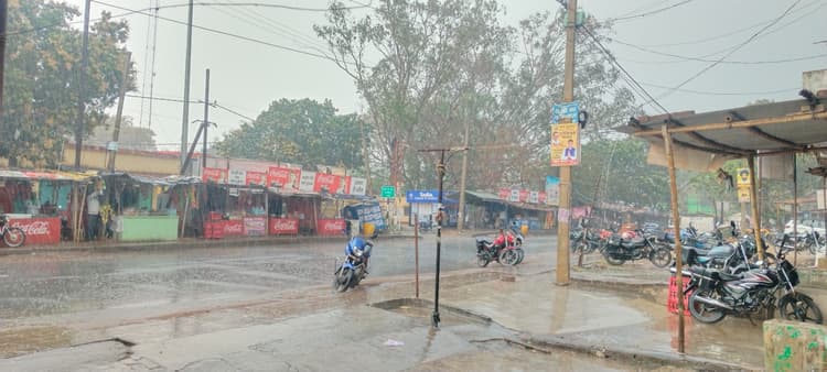 बारिश से चकाई चौक पर हुआ जलजमाव, निकासी की व्यवस्था नहीं