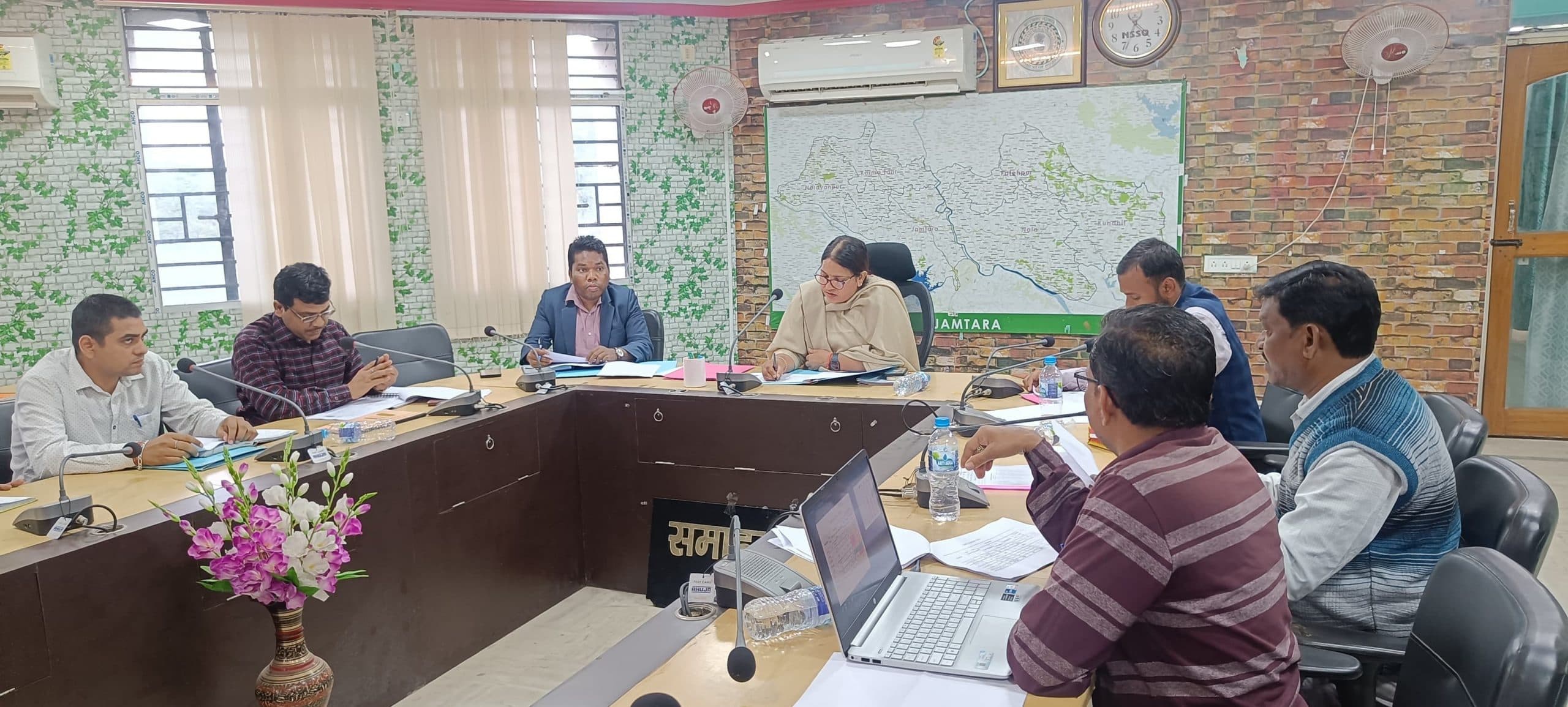 शिक्षक विद्यालयों में बच्चों की उपस्थिति बढ़ाने पर दें ध्यान : डीसी