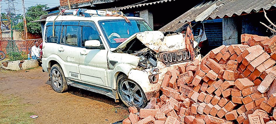 कुंभ यात्रियों से भरी स्कॉर्पियो शेड से टकरायी, आठ लोग हुए घायल