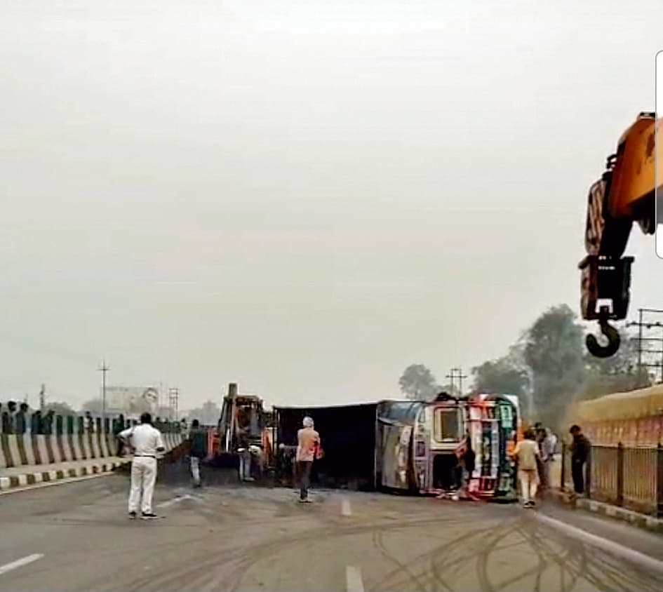 रानीसायर मोड़ पर कोयला लदा ट्रक पलटा, लग गया लंबा जाम, आवाजाही बाधित