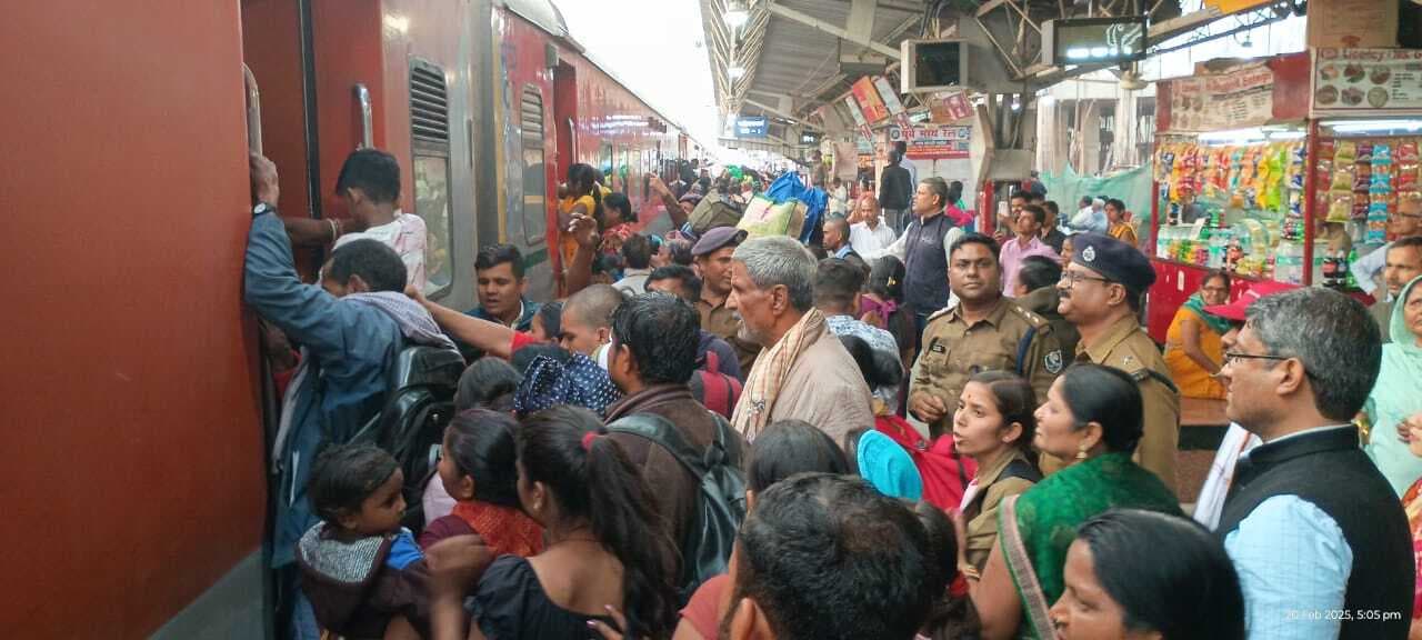 Madhubani News : प्रयागराज जाने वाले श्रद्धालुओं की उमड़ी भीड़