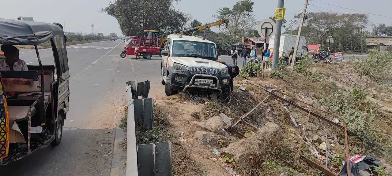 Madhubani News : पार्सल गाड़ी व स्कॉर्पियो की टक्कर, बाल-बाल बचे लोग