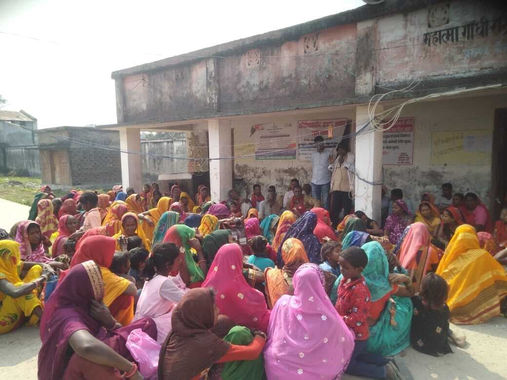 Madhubani News : अनशनकारी के समर्थन में महिलाओं ने किया प्रदर्शन