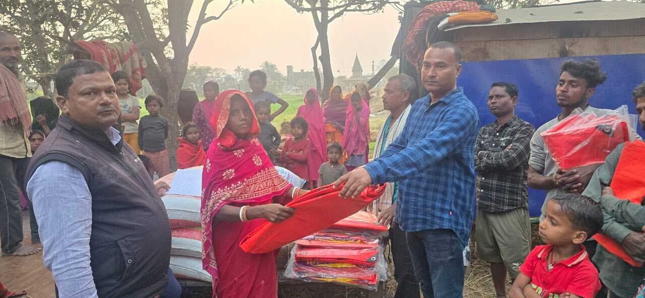 Madhubani News : बेलहा के विस्थापित परिवारों को मुखिया ने की सहायता
