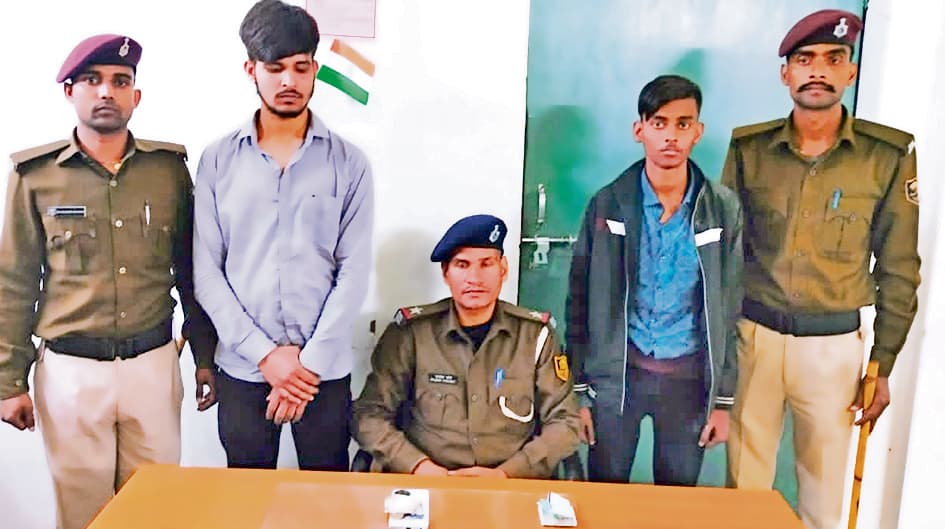 hajipur news. लाेगों को झांसा दे कार्ड हेराफेरी कर खाते से पैसा उड़ाने वाले दो बदमाश धराये