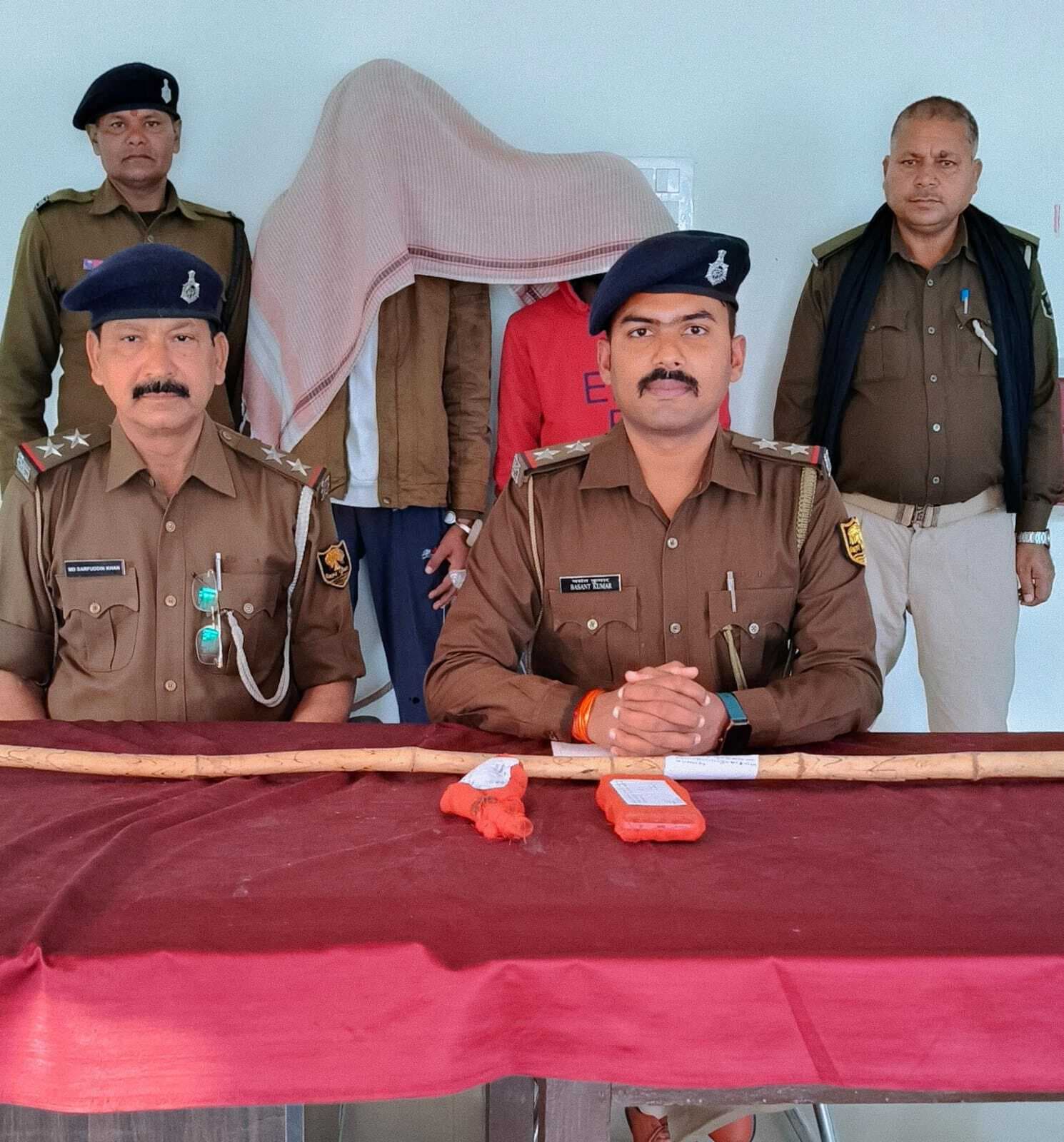 Darbhanga News: लूटपाट की घटना को अंजाम देने के लिए एकत्र बदमाशों को देसी कट्टा के साथ पुलिस ने पकड़ा