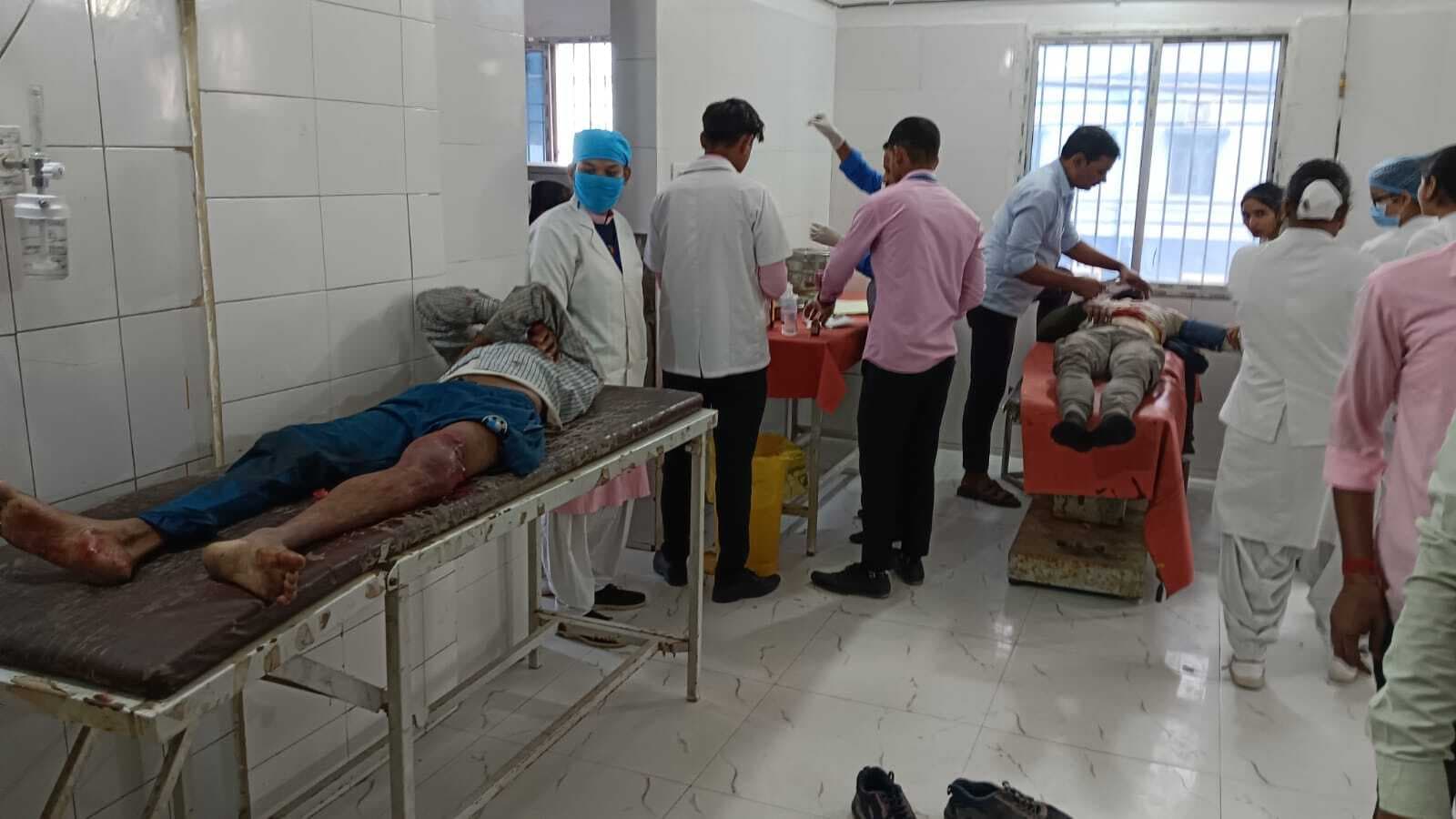 बाइकों की टक्कर में तीन युवक जख्मी