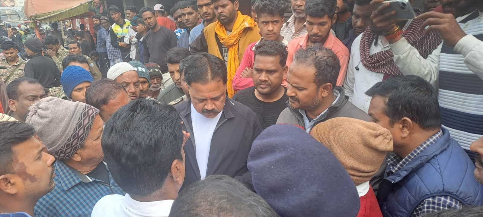 Giridih News :बाइक की टक्कर में सड़क पर गिरे दो फैक्ट्री कर्मियों को ट्रेलर ने कुचला, मौत