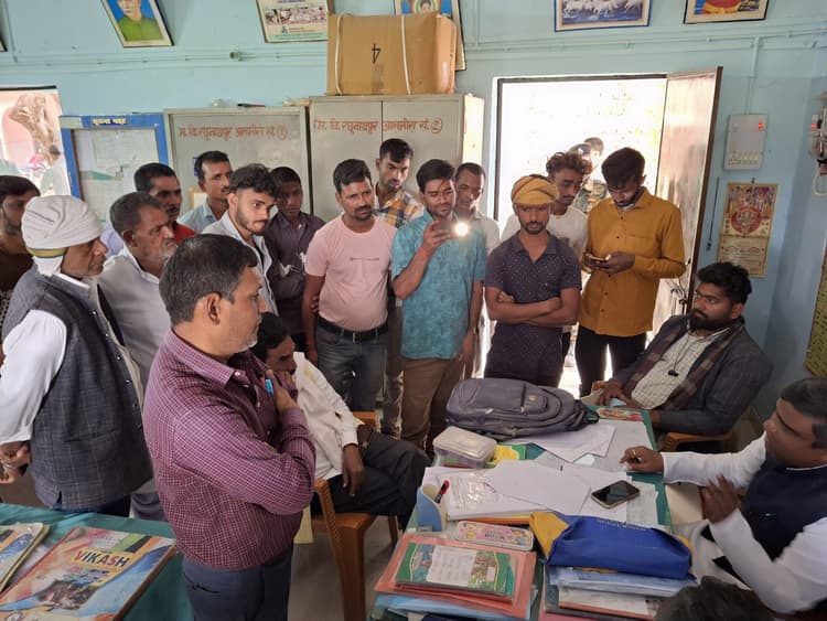 स्कूल में बच्चे थे 146 और हाजिरी बनी थी 375 की, गड़बड़ी देख विधायक हुए हैरान