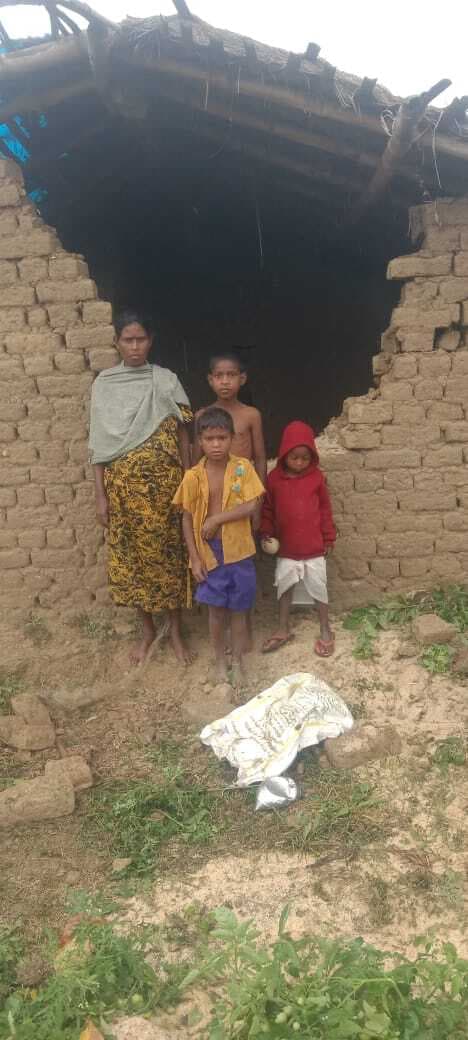 Chaibasa news : हाथियों ने घर तोड़ा, महिला समेत तीन बच्चे बाल-बाल बचे