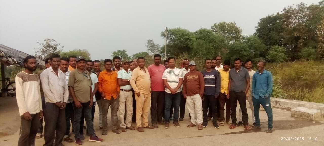 East Singhbhum News : बागजाता माइंस के ठेका मजदूर हड़ताल पर, काम ठप