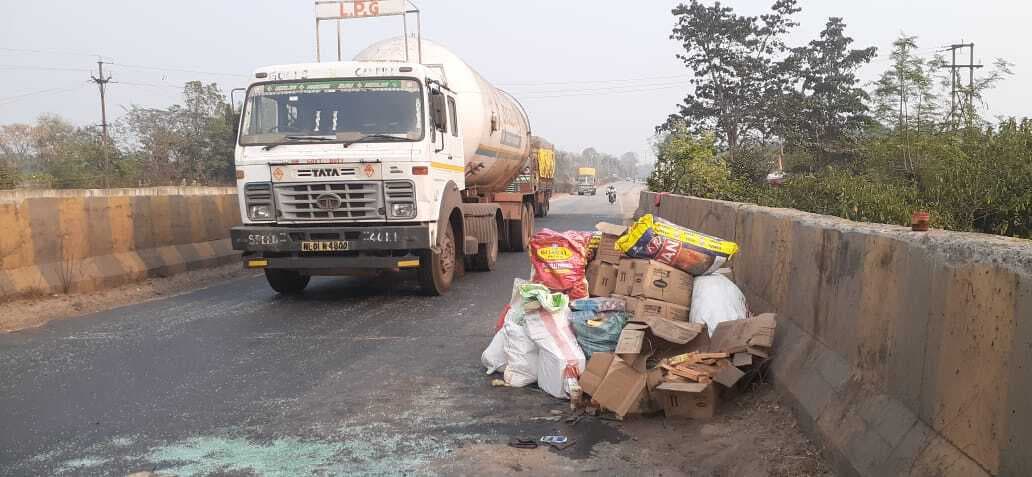 East Singhbhum News : तामुकपाल में हाईवे पर पुलिया कई जगह धंसी, हिचकोले खाते हुए पलट रहे वाहन