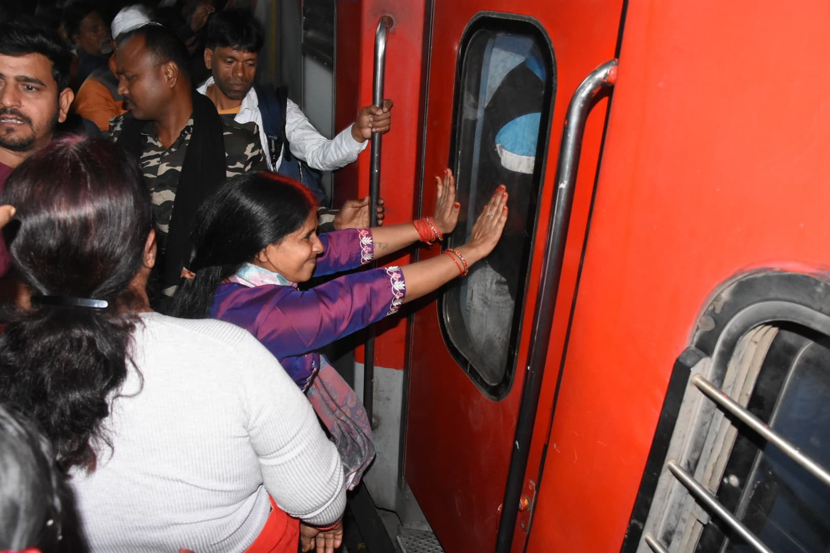 Dhanbad news: महाकुंभ को लेकर पारसनाथ एक्सप्रेस में उमड़ी भीड़