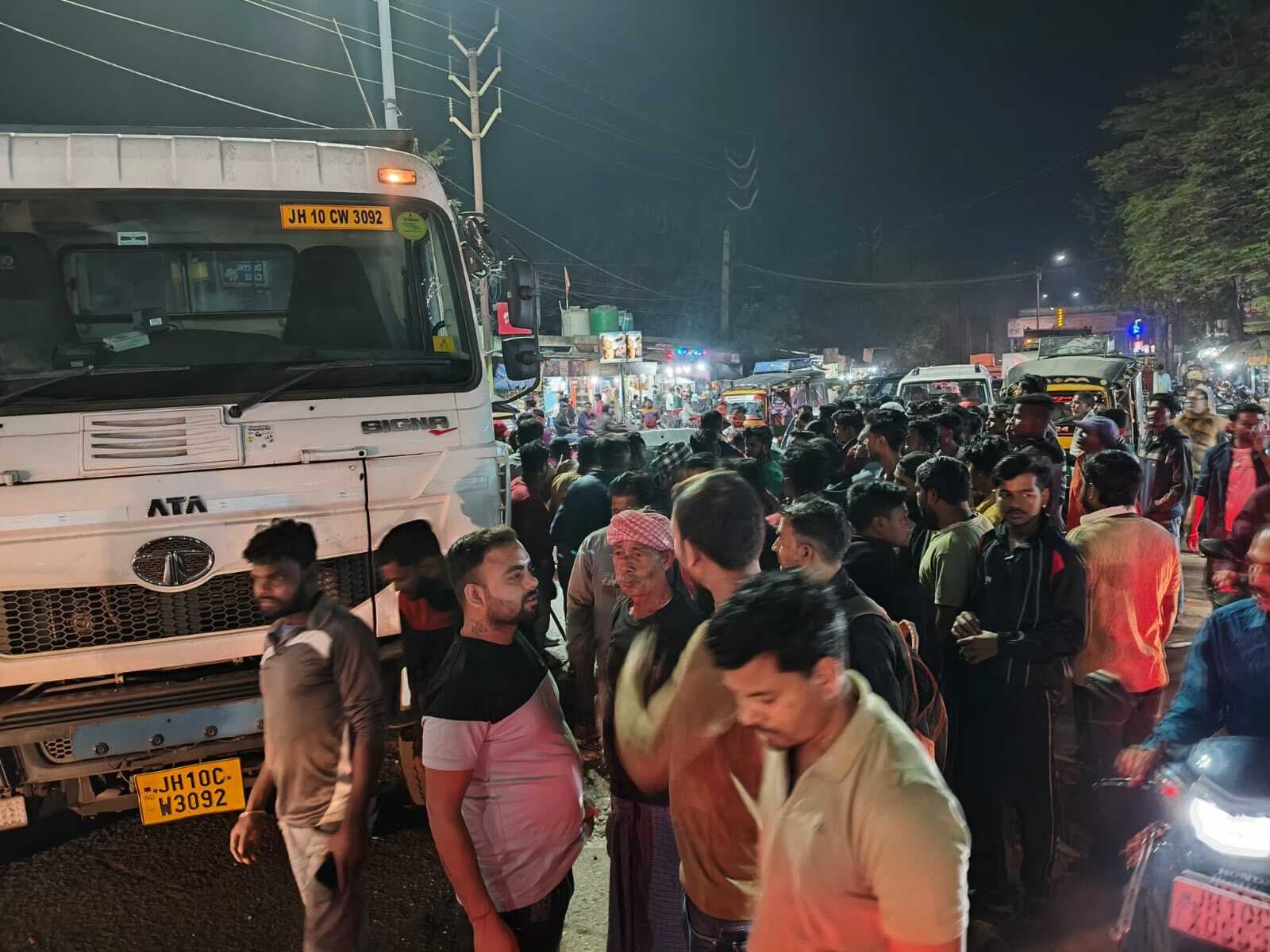 Dhanbad news: कार व हाइवा की टक्कर के बाद पुटकी मोड़ पर हंगामा, जाम