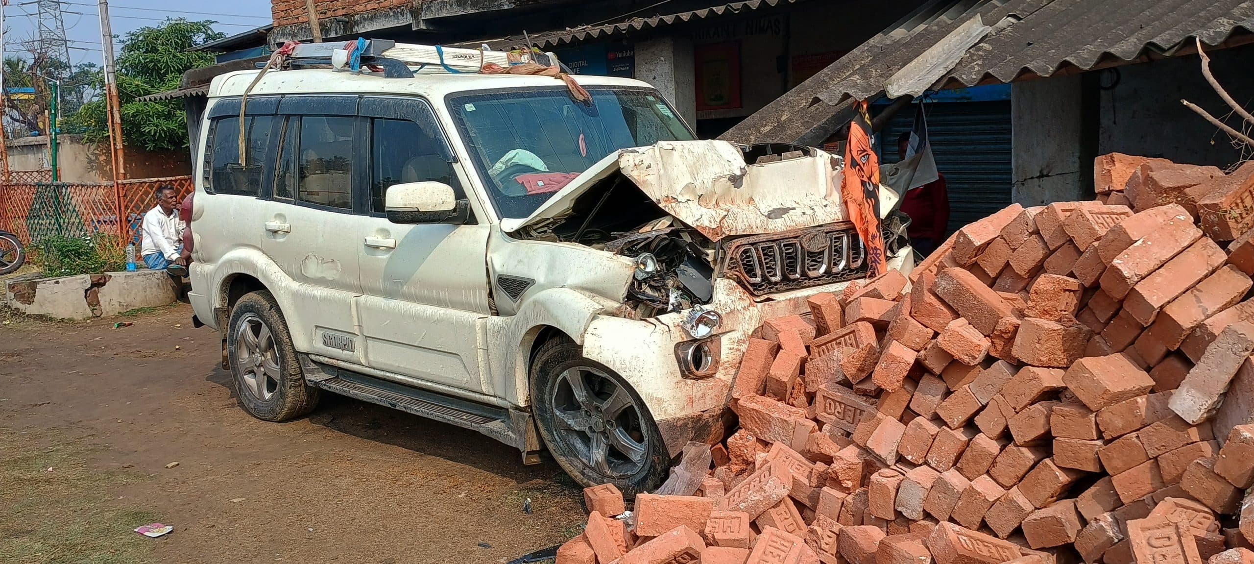 Dhanbad News: कुंभ यात्रियों से भरी स्कॉर्पियो शेड से टकरायी, आठ घायल