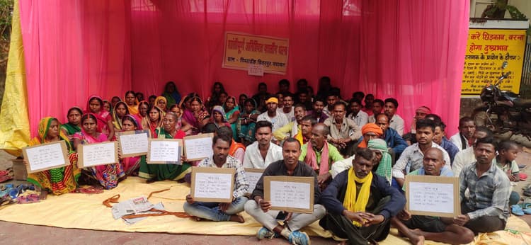 Dhanbad News: पिपराडीह में सड़क निर्माण को ले बेमियादी धरना