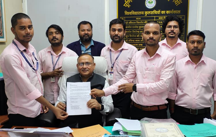 बीएड द्वितीय वर्ष की परीक्षा शीघ्र कराने की मांग