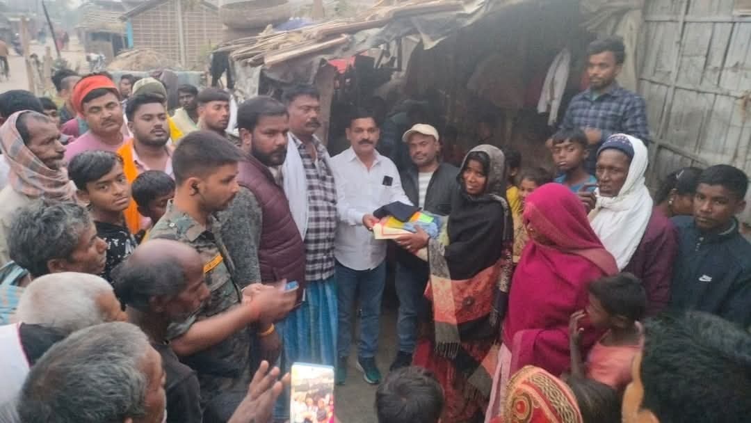 अग्निपीड़ितों को विधायक ने दी राहत सामग्री