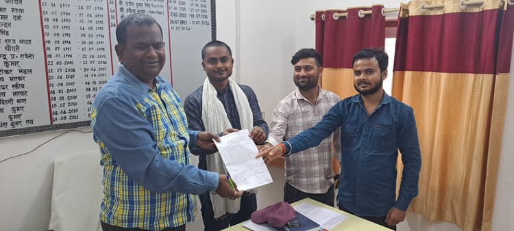 नहीं है सड़क, आवागमन में होती है परेशानी