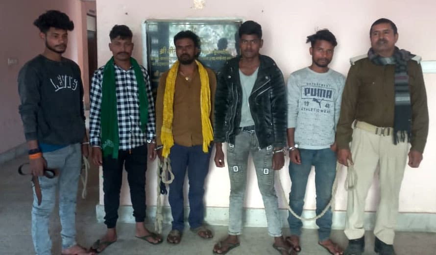 एक तस्कर व शराब पीने के आरोप में चार गिरफ्तार