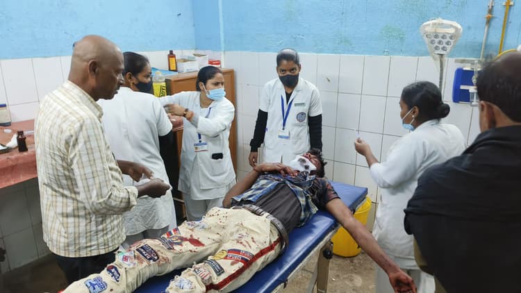 बाइक की टक्कर में पिता पुत्र जख्मी