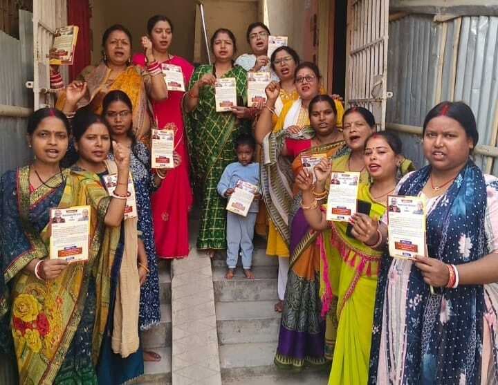 भागलपुर में पीएम के कार्यक्रम को लेकर महिला मोर्चा ने बांटा न्योता