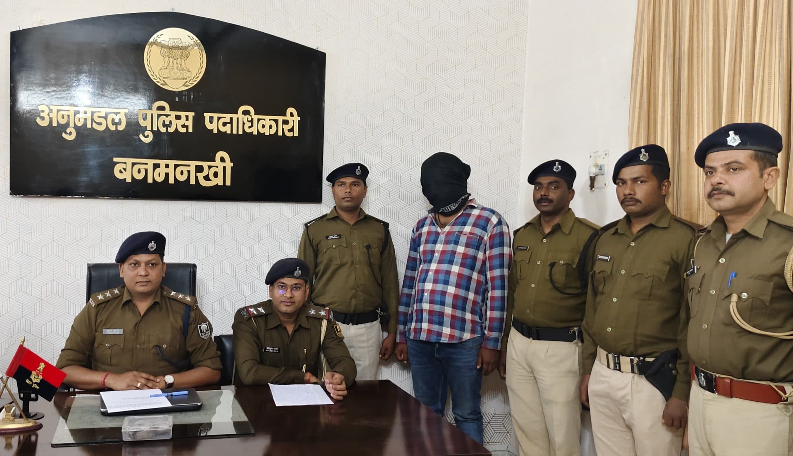 चोरी मामले में नगद के साथ आरोपित गिरफ्तार