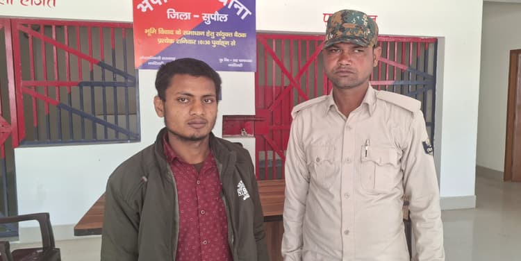 15 बोतल शराब के साथ तस्कर गिरफ्तार