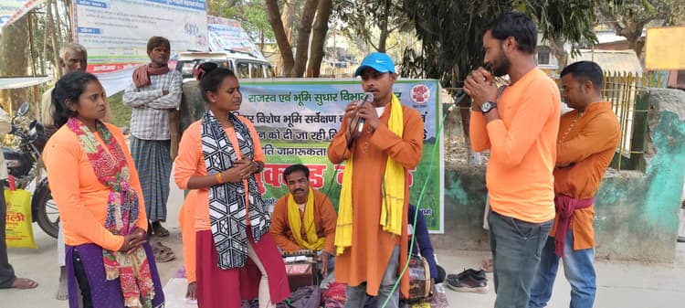 नुक्कड़ नाटक के माध्यम से भूमि सर्वेक्षण को लेकर लोगों को किया जागरूक